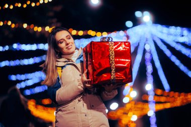 Mutlu Kadın Bir Hediye Kutusu Tutuyor Noel 'i Kutluyor 