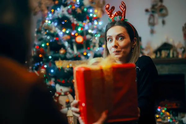 Engraçado Surpreendido Mulher Receber Presente Natal — Fotografia de Stock