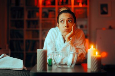 Sıkılmış Kadın Çalışkan Cilt Bakımı Ritüeline Başlamak İçin Bekliyor