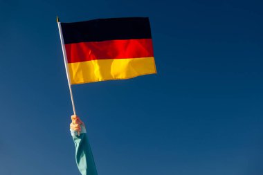 Mavi Gökteki Alman Bayrağından Sallanan El 