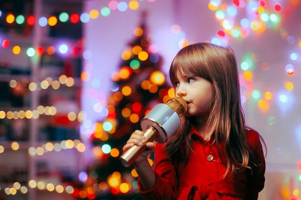 Chica Feliz Sosteniendo Micrófono Cantando Villancicos —  Fotos de Stock