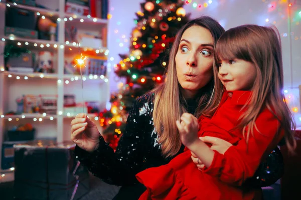 Natal Alegre Mãe Filha Desfrutando Fogos Artifício — Fotografia de Stock