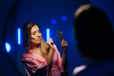 Stres yüzünden saçlarının dökülmesiyle ilgili sorunu olan bir kadın.