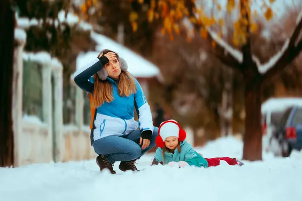 Μητέρα Εξοργισμένη Από Παιδί Της Που Κυλιέται Στο Χιόνι Χειμώνα — Φωτογραφία Αρχείου