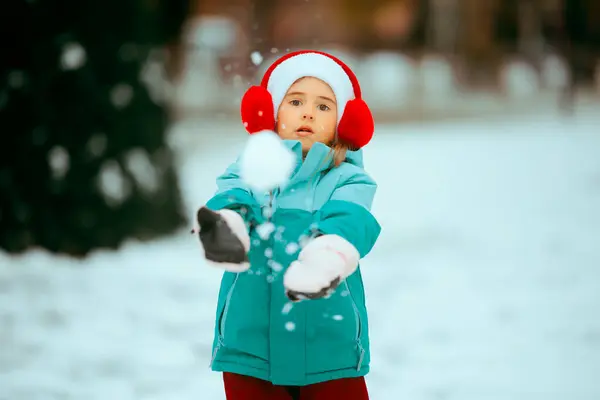 Забавный Ребенок Играющий Снежком Наслаждаясь Зимой — стоковое фото
