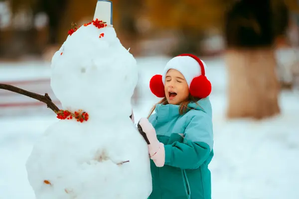 Χαρούμενο Κοριτσάκι Που Απολαμβάνει Χειμώνα Χτίζοντας Έναν Χιονάνθρωπο — Φωτογραφία Αρχείου