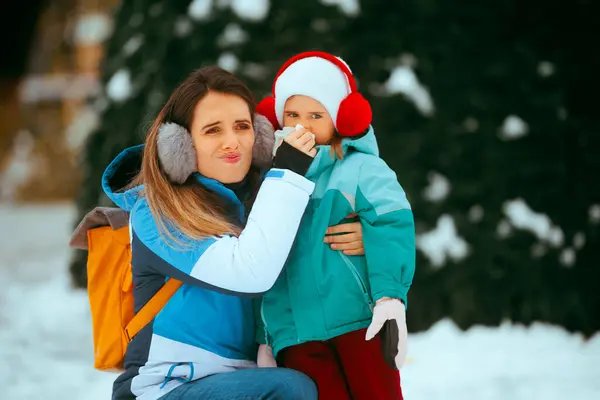 Moeder Dochter Bouwen Samen Een Sneeuwpop Het Park — Stockfoto