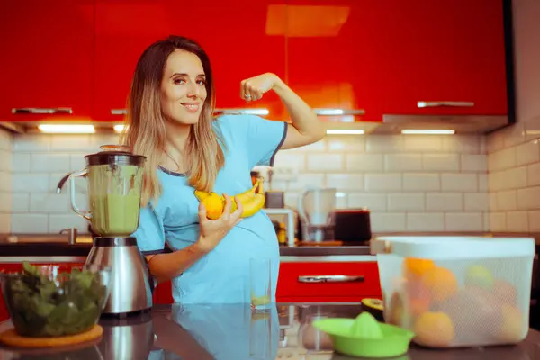 フルーツスムージーを作る強い健康な妊婦 — ストック写真