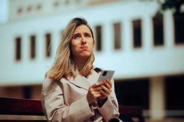 Stresli Kadın Telefonunu Kontrol Ediyor Bankta bekliyor