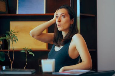 Stresli resepsiyonist şaşkın ve şaşkın hissediyor 