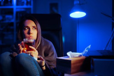 Çay İçen Kadın Hasta Hissediyor Masasında oturuyor