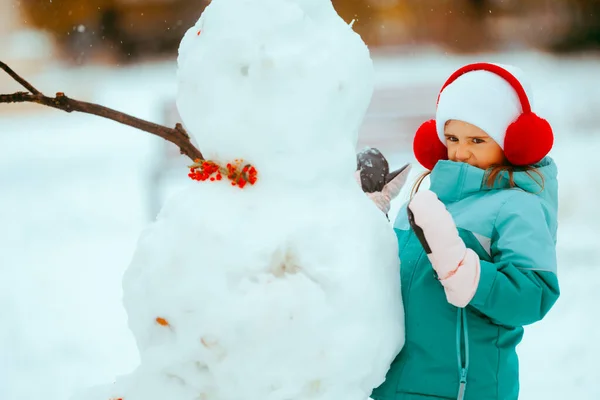 Девочка Играет Снеговиком Чувствуя Холод — стоковое фото