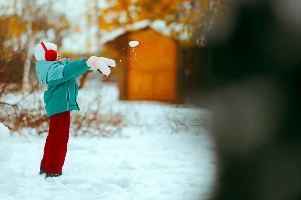 快乐的小女孩在冬天扔雪球 — 图库照片
