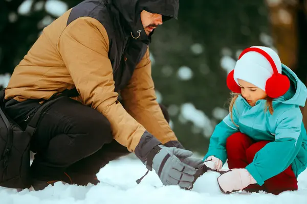 Отец Дочь Играют Снегу Делая Снеговика — стоковое фото