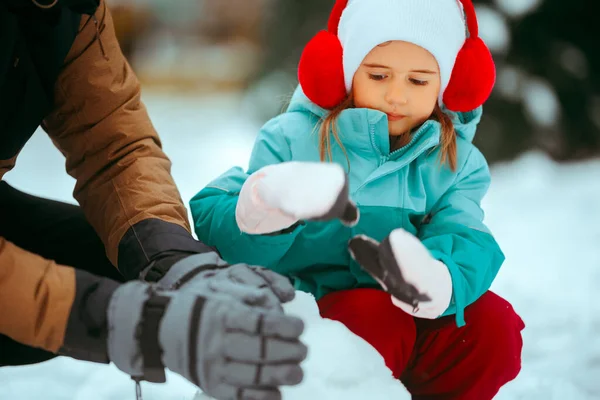 Baba Kız Karda Oynuyor Kardan Adam Yapıyor — Stok fotoğraf