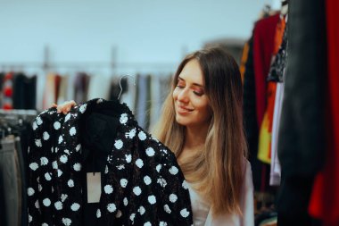 Sequin Parti Ceketini Özel Olaylar İçin Kontrol Eden Kadın