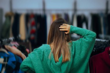 Şaşırmış Kadın Moda Mağazasından Ne Almalı Düşünüyor