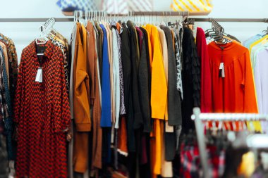 Moda Butiği 'nde Kadınlar Rafta Giyiniyor