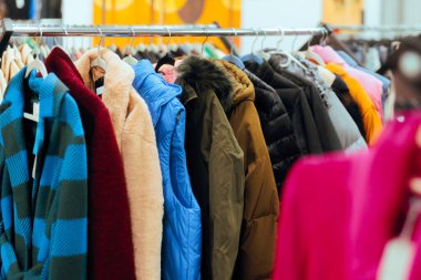 Kışlık Ceketler ve Ceketler Moda Mağazasında Bir Rafta