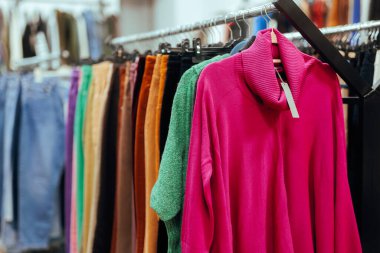Sonbahar Süveteri ve Pantolonu Moda Mağazasında Bir Rafta