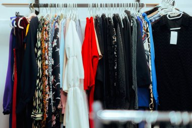 Moda Butiği 'nde Kadınlar Rafta Giyiniyor