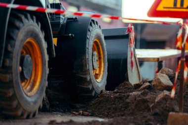 Uyarı İşareti İşaretli İnşaat Alanındaki Kazıcı 