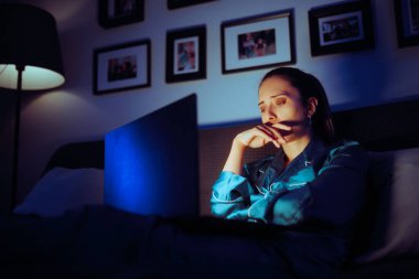 Evde Üzgün Bir Film İzleyen Mutsuz Kadın 