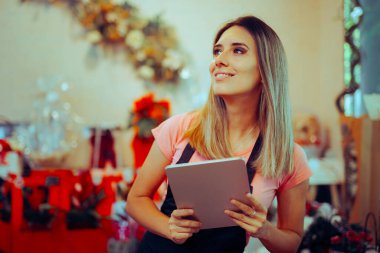 Mutlu İşletme Sahibi Çiçekçi Dükkanında Sayım Yapıyor