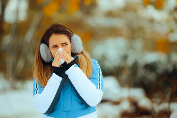 Mujer Enferma Teniendo Resfriado Clima Invernal Aire Libre —  Fotos de Stock