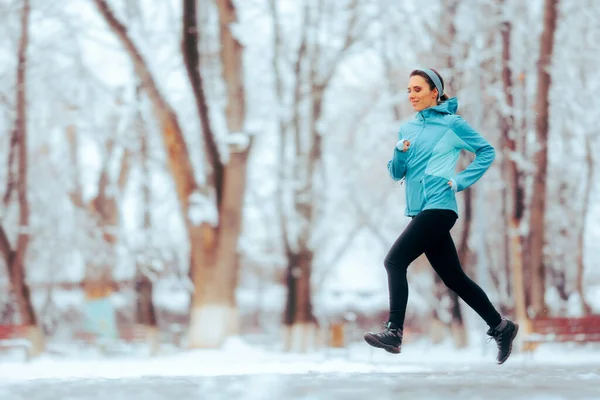 Lycklig Kvinna Springa Parken Vinterdag — Stockfoto