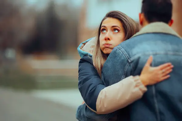 Insincere Girlfriend Hugging Her Boyfriend Date — Stock Photo, Image