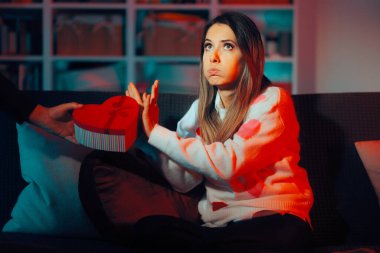 Mutsuz kadın kocasının hediyesini reddediyor.