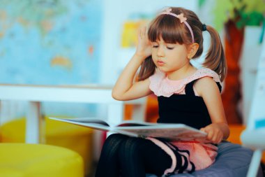 Çocuğa Çocuk Anaokulunda Bir Kitap Tutturma Çizimleri Kontrol Etme