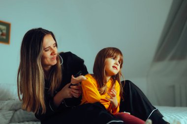 Anne ve Çocuk TV Uzaktan Kumandası için Kavga Ediyor 