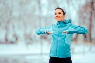 Kollarını uzatan kadın koşu seansına hazırlanıyor.