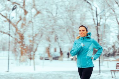 Kış boyunca parkta Koşan Aktif Kadın
