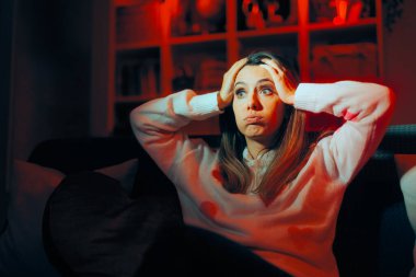 Stresli Kadın Koltukta Oturuyor 