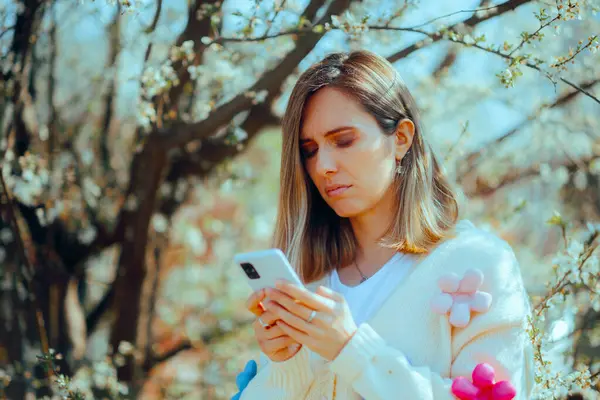 Baharda Telefonunu Kontrol eden Mutsuz Kadın 