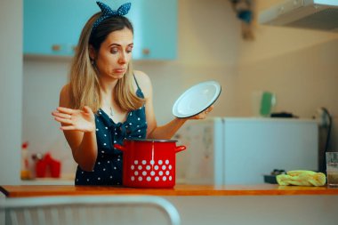 Mutfakta bir tencereye İğrenç Bakan Kadın 