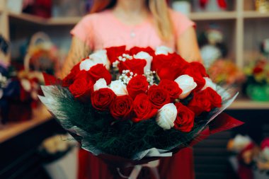 Büyük Kırmızı ve Beyaz Gül Buketi Tutan Kadın 