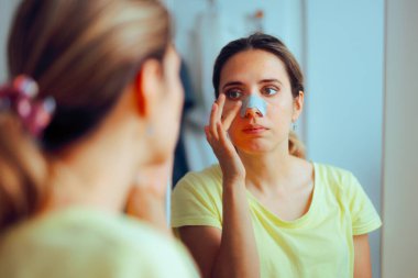 Siyah Noktalar İçin Derin Temizleme Burun Şeridi Kullanan Kadın. 