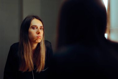 Stresli Kadın Aynaya Bakıyor Endişeli Hissediyor 