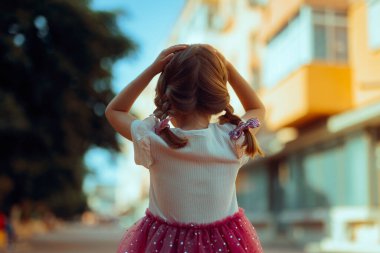 Çaresiz Çocuk Şehirde Kayboluyor Tek Başına