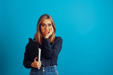 Stresli Öğretmen Bilmece Hisseden Ders Kitapları Tutuyor  