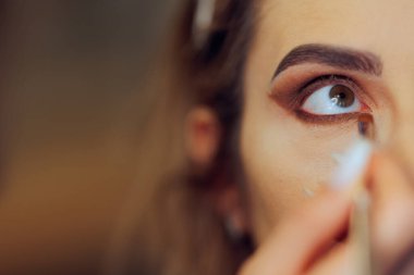 Profesyonel makyöz tarafından uygulanan göz makyajının ayrıntıları 