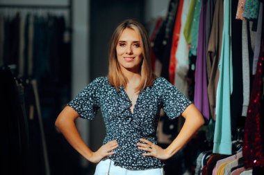 Kendine Güvenen Alışveriş Asistanı Bir Moda Butiği Duruyor 