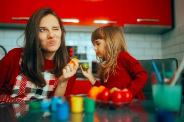 Komik Anne ve Kızı Paskalya Yumurtasını Çalıyor Kutluyor