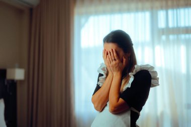 Mutsuz Hizmetçi Bir Otel Odasında Ağlıyor 