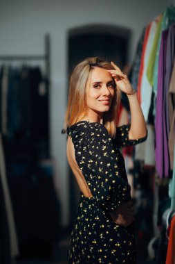 Çiçeksiz Sırtlı Mutlu Kadın Mağazada Duruyor 