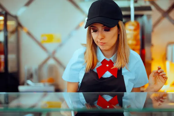 Unzufriedener Fast Food Mitarbeiter Macht Fehler Arbeitsplatz — Stockfoto
